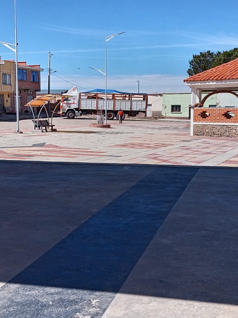 Plaza y espacio público levantado con equipo topográfico