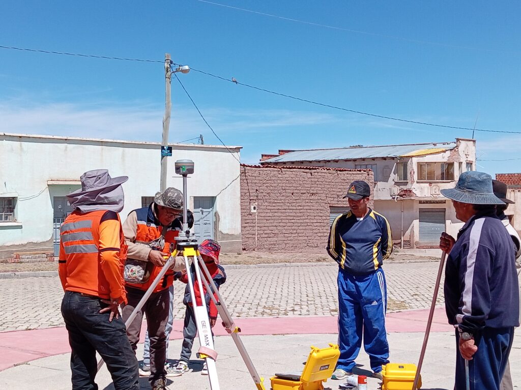 Técnico con GPS diferencial sobre trípode durante un levantamiento topográfico